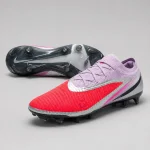 Nike phantom 6 low Elite FG football boots with low-cut upper and firm-ground sole